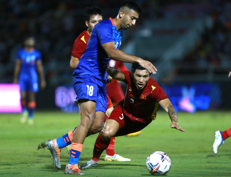 两队球员激烈拼抢。 两队球员激烈拼抢。