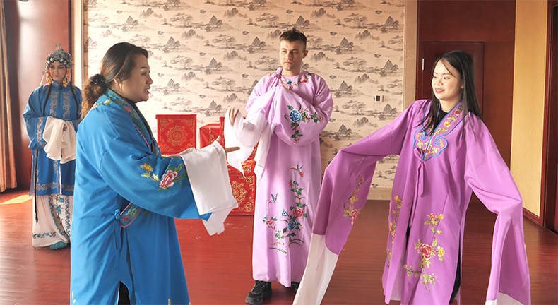 外媒记者穿着戏服体验吕剧扮相。 外媒记者穿着戏服体验吕剧扮相。