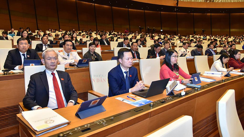 国会代表出席会议。 国会代表出席会议。