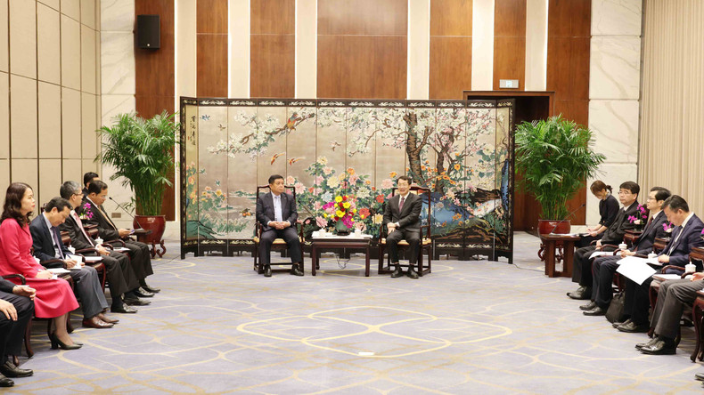 阮志勇副总理会见广东省常务副省长张虎。 阮志勇副总理会见广东省常务副省长张虎。