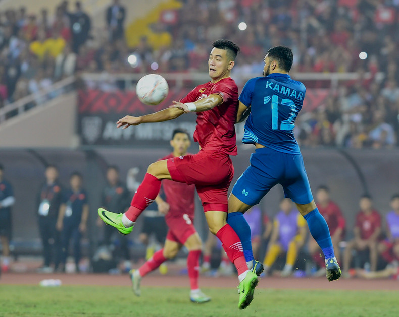 越南前锋阮进灵控球。（陈海 摄）