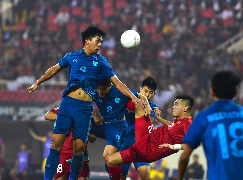 阮进灵与泰国球员拼抢。（陈海摄）