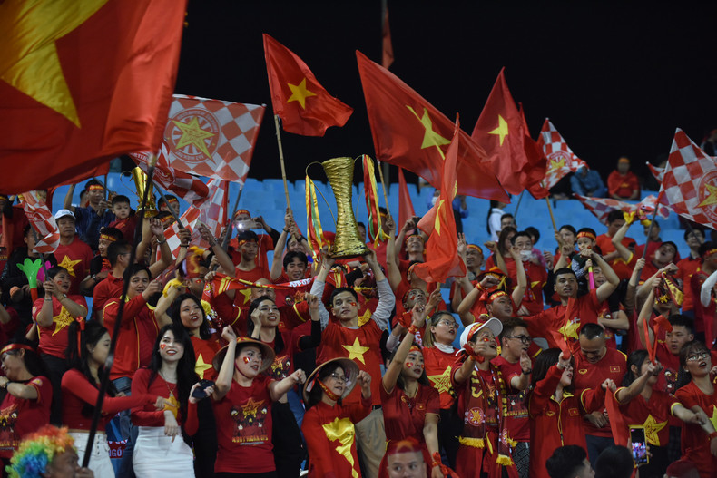 体育场上的气氛热闹非凡。(完) 体育场上的气氛热闹非凡。(完)