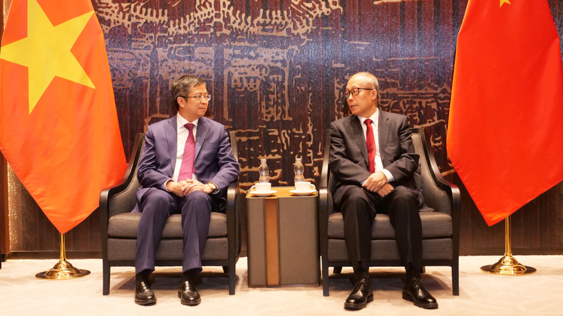 范清平大使会见全国人大常委会副委员长李鸿忠。 范清平大使会见全国人大常委会副委员长李鸿忠。