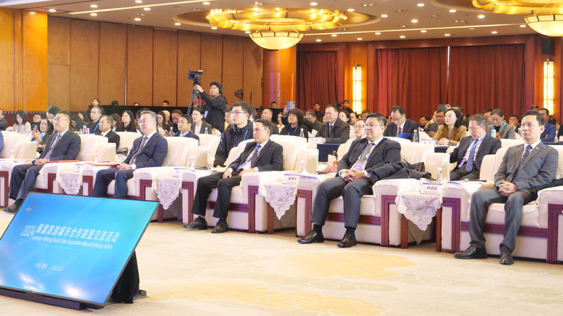 越南新闻工作者协会常务副主席阮德利出席。 越南新闻工作者协会常务副主席阮德利出席。