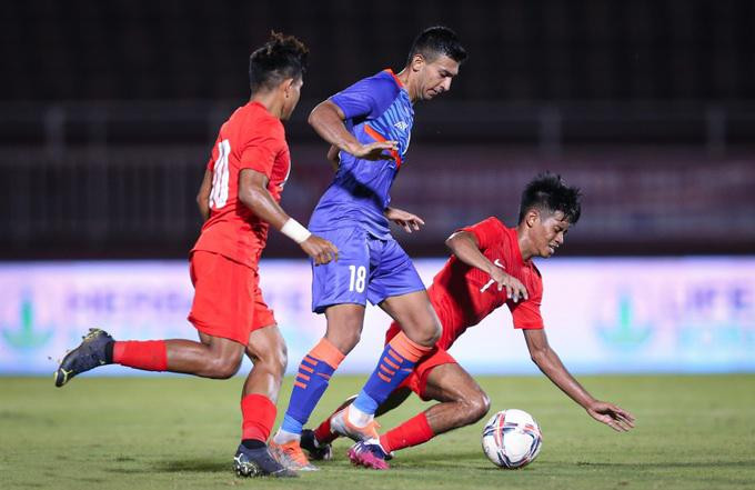 两队球员在比赛中拼抢。 两队球员在比赛中拼抢。