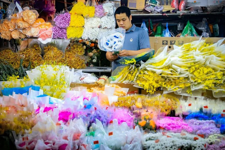 10·20越南妇女节等节日即将来临,更多鲜花被运输到花市。 10·20越南妇女节等节日即将来临,更多鲜花被运输到花市。
