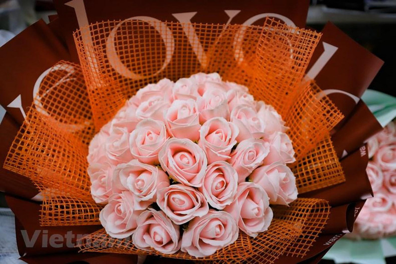 除了鲜花以外,一些花摊还出售纸质仿真花。 除了鲜花以外,一些花摊还出售纸质仿真花。