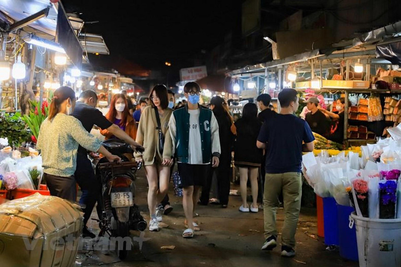 逛花市的他们感受到买卖各种各样花卉的气氛。 逛花市的他们感受到买卖各种各样花卉的气氛。