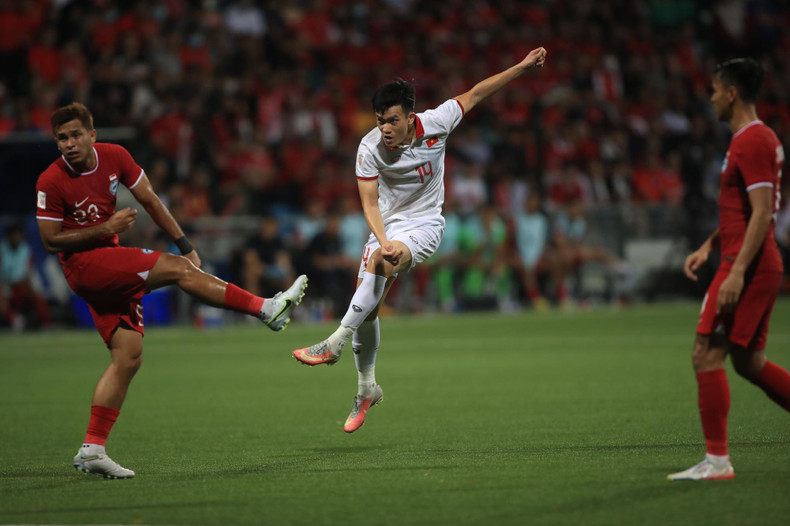 阮黄德远射击中门柱。 阮黄德远射击中门柱。