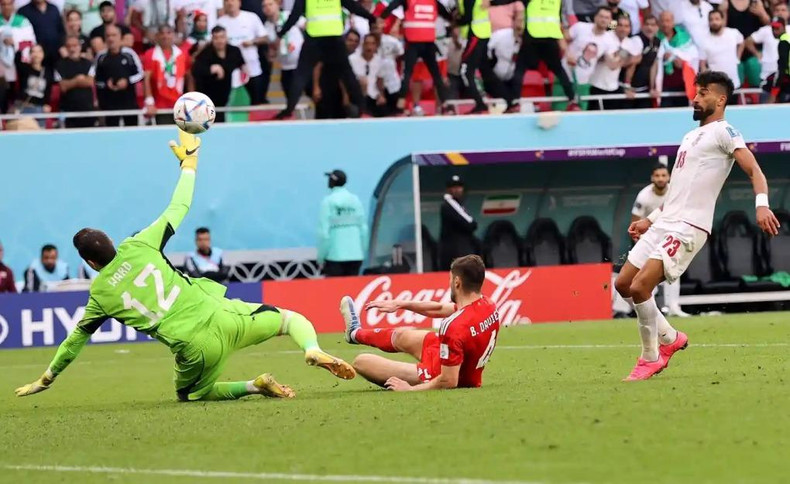 拉明•雷扎伊安挑射瞬间。 拉明•雷扎伊安挑射瞬间。