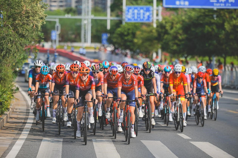 女子车手们在比赛中骑行。 女子车手们在比赛中骑行。