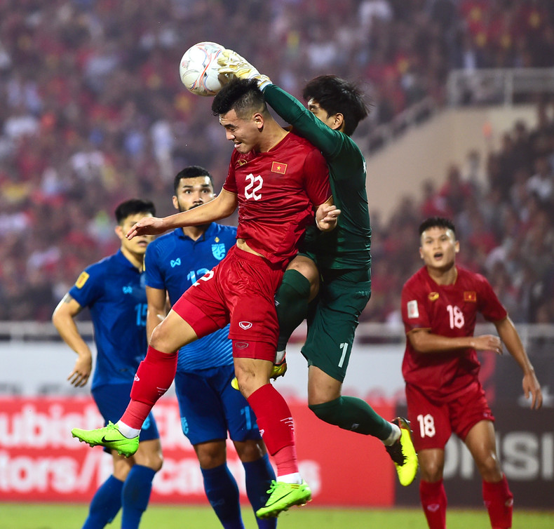 阮进灵头球攻门。