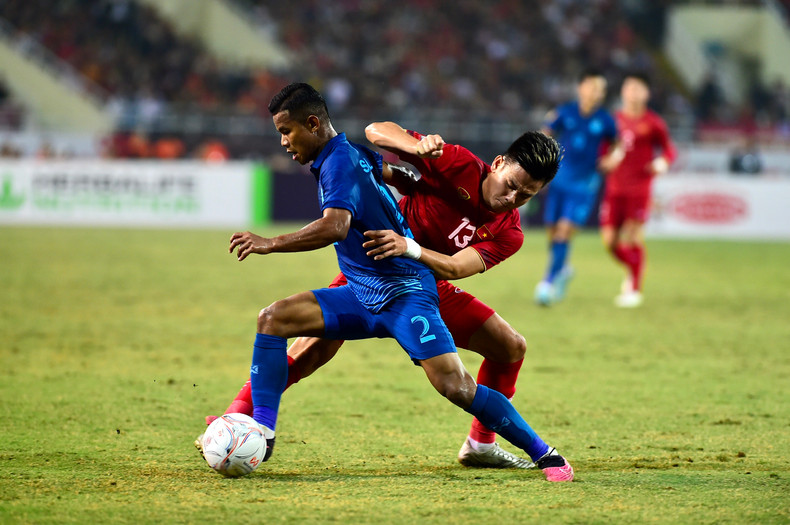 两队球员激烈拼抢。