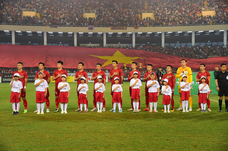 越南队唱国歌。