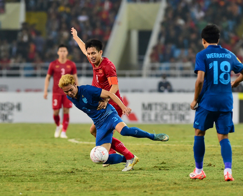 两队球员激烈拼抢。