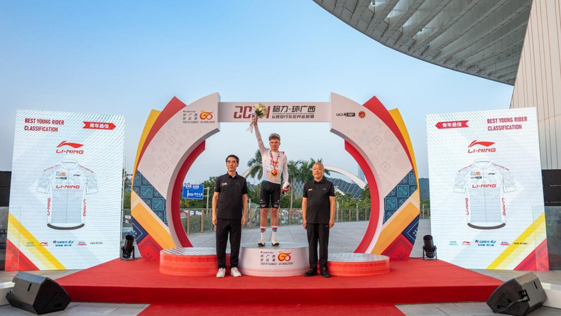 乐透车队的莱纳特·范埃特维尔特也夺得代表最佳年轻车手的白色领骑衫。 乐透车队的莱纳特·范埃特维尔特也夺得代表最佳年轻车手的白色领骑衫。