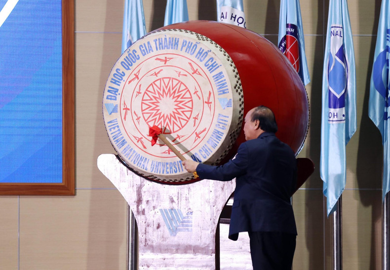 国家主席阮春福敲鼓迎接新学年。 国家主席阮春福敲鼓迎接新学年。