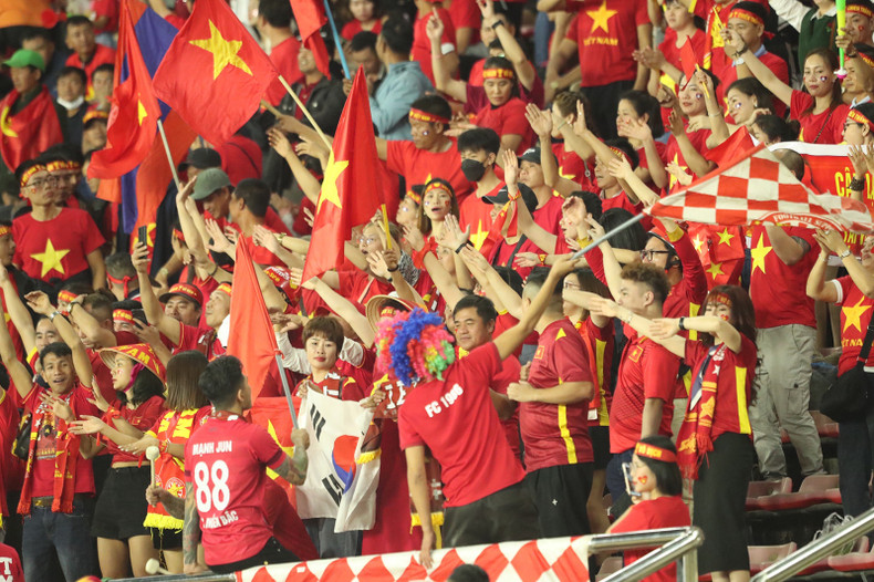 越南球迷们在老挝国家体育场上助威。 越南球迷们在老挝国家体育场上助威。