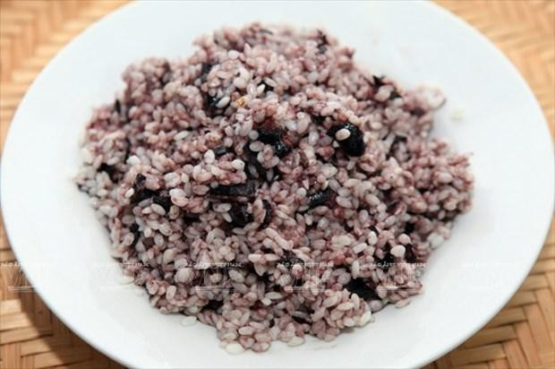 静置一段时间，乌榄味道浸入糯米粒里。