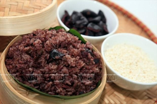 谅山省乌榄糯米饭香味扑鼻、油而不腻。