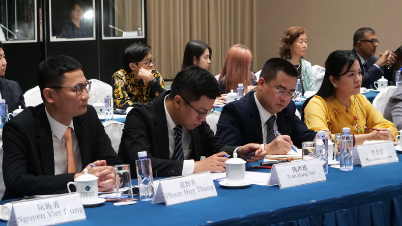 越南代表团成员出席对话会。