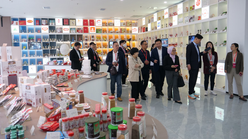 与会代表参观杨安镇调料品博物馆产品展区。