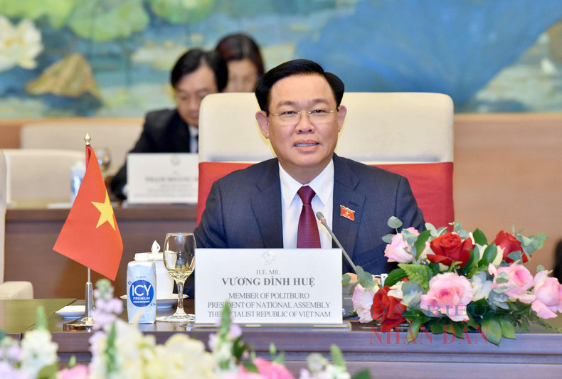 国会主席王廷惠在会见中讲话。 国会主席王廷惠在会见中讲话。