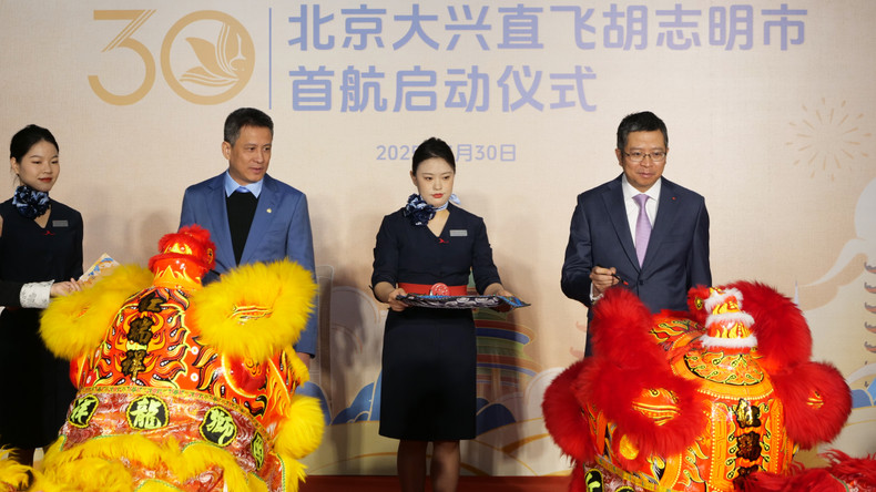 范清平大使(右)手持蘸有朱砂的毛笔,站在舞狮前,进行点睛的动作。 范清平大使(右)手持蘸有朱砂的毛笔,站在舞狮前,进行点睛的动作。