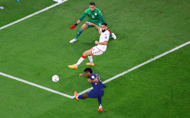 法国球员推射攻门。 法国球员推射攻门。