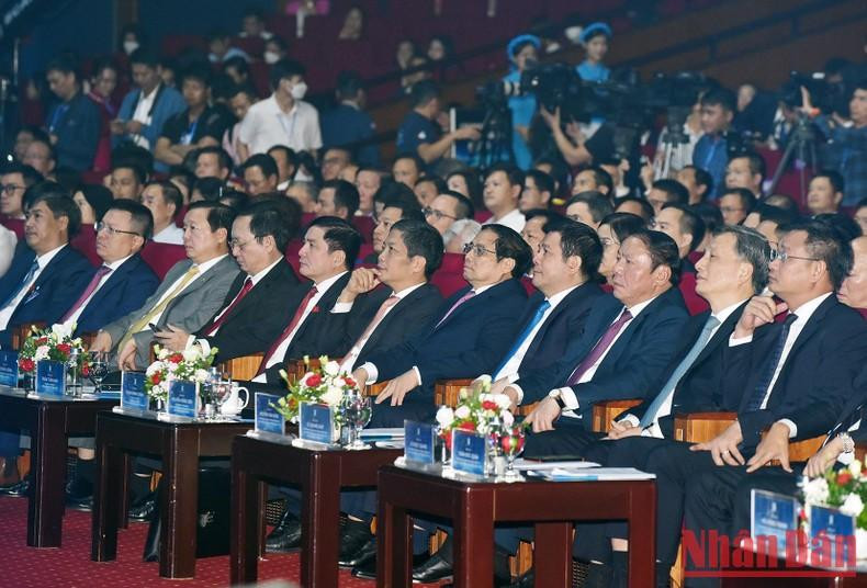 范明正总理出席第八届越南“国家品牌”产品发布仪式。(陈海 摄) 范明正总理出席第八届越南“国家品牌”产品发布仪式。(陈海 摄)