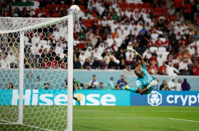 卡塔尔门将飞身解围。