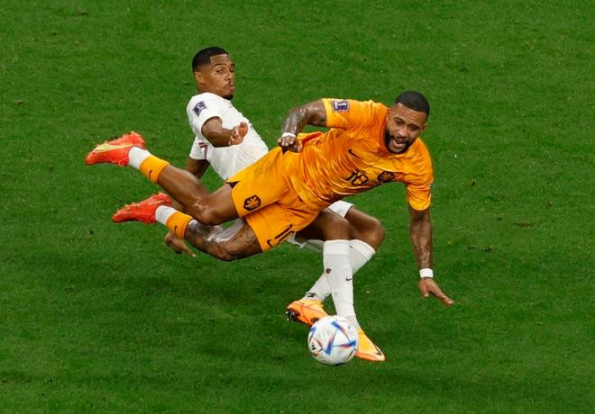 两队球员激烈拼抢。