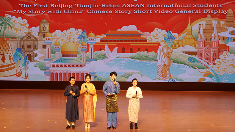 东盟留学生当文艺演出主持人。 东盟留学生当文艺演出主持人。