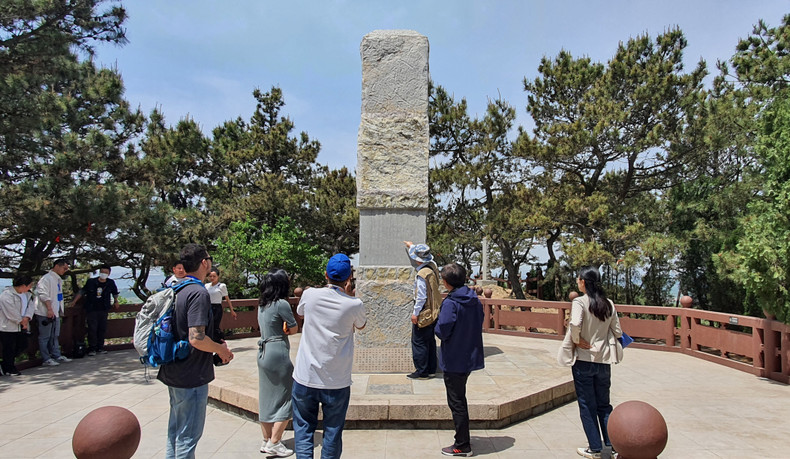 中外采访团了解琅琊台的历史文化。 中外采访团了解琅琊台的历史文化。