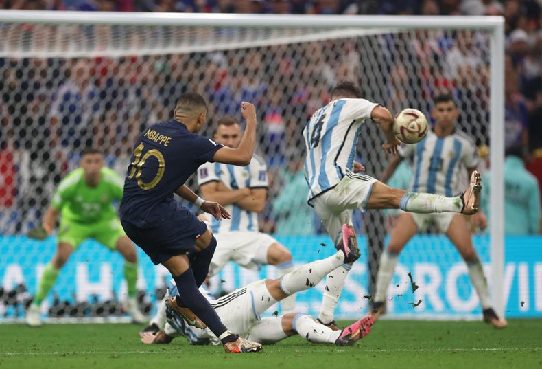 皮球打在阿根廷球员手上。 皮球打在阿根廷球员手上。