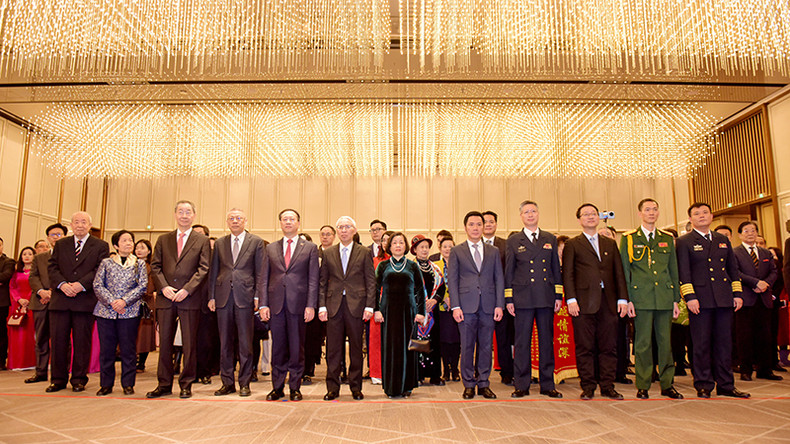 出席招待会的嘉宾。