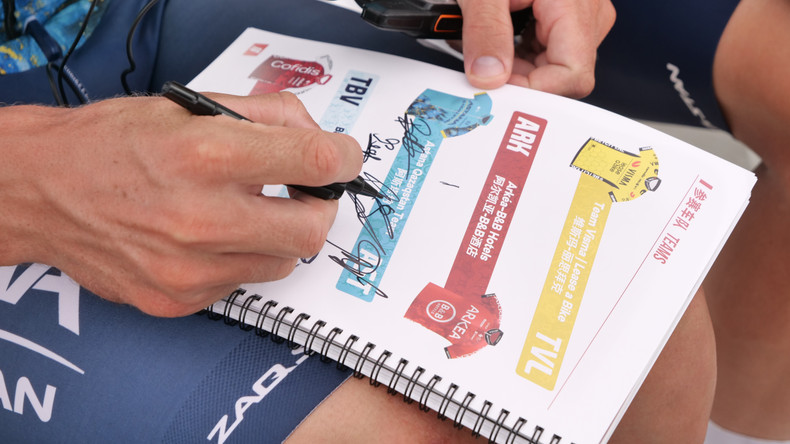 车手签名赠送粉丝。 车手签名赠送粉丝。