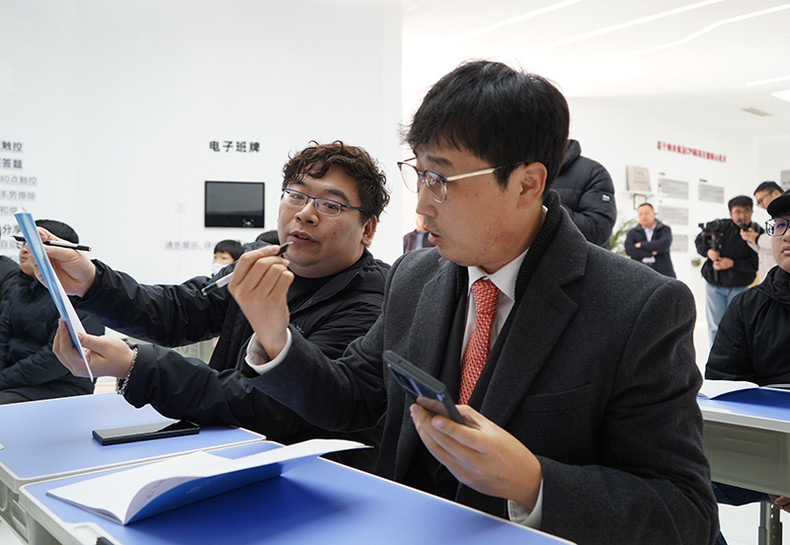 体验智慧教育产品。 体验智慧教育产品。