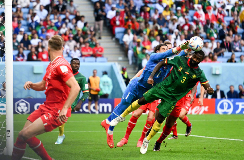 瑞士门将费神扑出。 瑞士门将费神扑出。