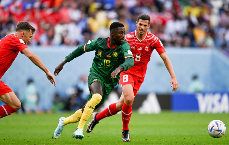 喀麦隆球员加速带球。 喀麦隆球员加速带球。