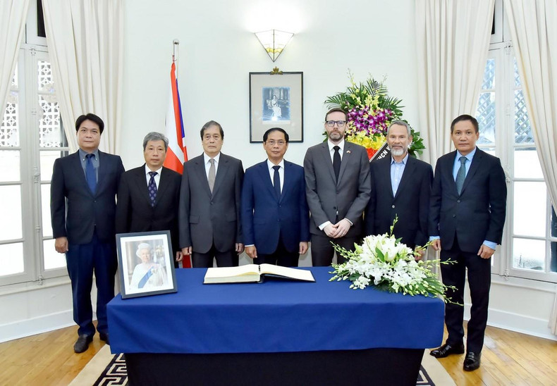 裴青山部长前往大不列颠及北爱尔兰联合王国驻越南大使私宅对英国女王伊丽莎白二世逝世吊唁。