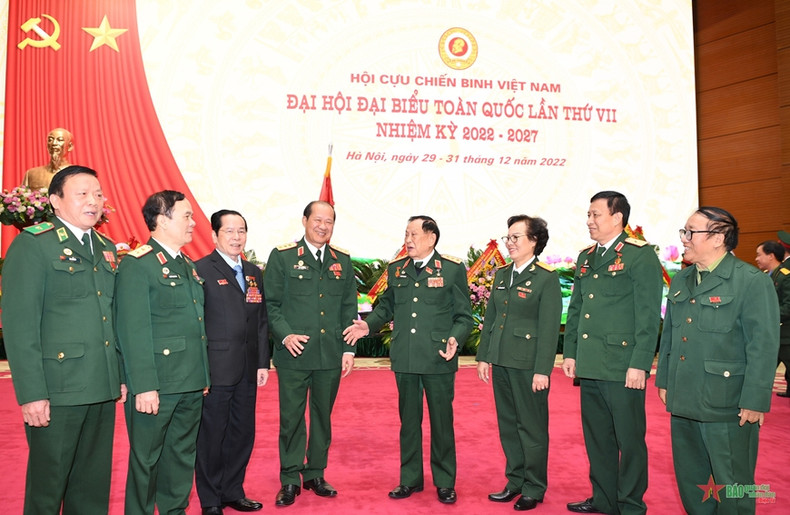 越南老战士协会领导和与会代表交谈。 越南老战士协会领导和与会代表交谈。