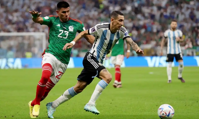 安赫尔•迪马利亚带球发起进攻。 安赫尔•迪马利亚带球发起进攻。