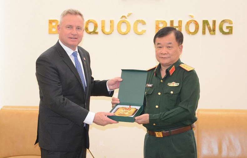 黄春战上将向杰里米·罗克利夫州长赠送纪念品。 黄春战上将向杰里米·罗克利夫州长赠送纪念品。