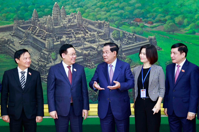 合影之前,国会主席王廷惠与洪森首相交谈。 合影之前,国会主席王廷惠与洪森首相交谈。