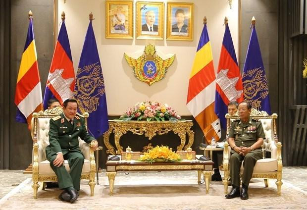 越南国防部副部长武明良上将礼节性拜会了柬埔寨副首相兼国防大臣迪班。 越南国防部副部长武明良上将礼节性拜会了柬埔寨副首相兼国防大臣迪班。