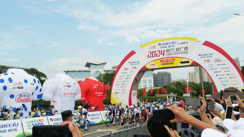 车手们冲过终点线。 车手们冲过终点线。