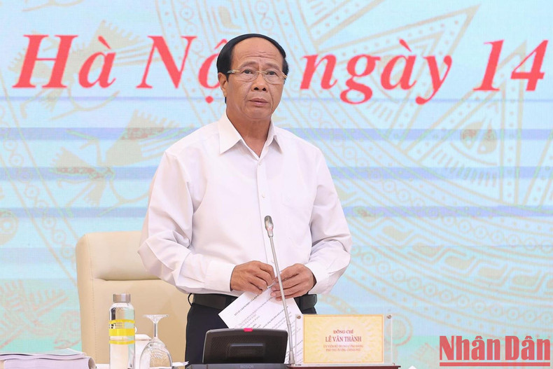 政府副总理、国家总体规划审定委员会主任黎文成在会上发言。 政府副总理、国家总体规划审定委员会主任黎文成在会上发言。