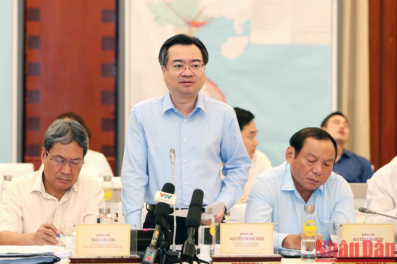 建设部部长阮青毅在会上发言。 建设部部长阮青毅在会上发言。